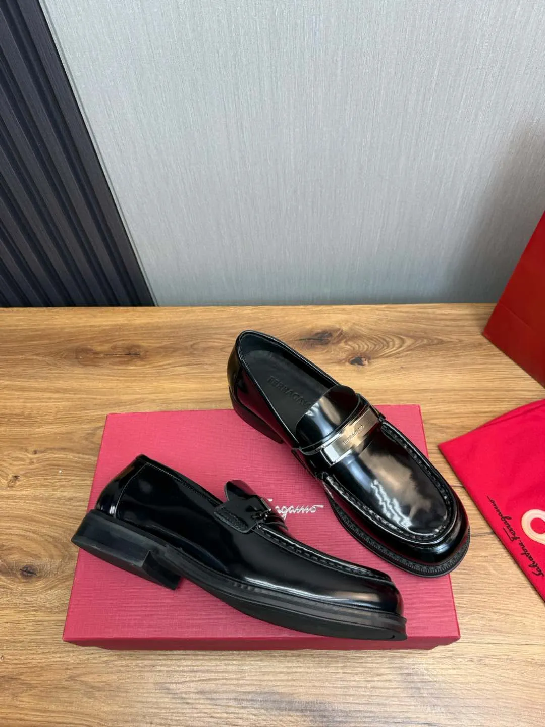 Men's shoes 💰880💰 Ferragamo. [Ferragamo] men's thick-soled loafers, the latest hot style, 1:1 original purchase quality, top quality, imported open-edge beaded cowhide leather on the upper, hand-made three-dimensional stitching highlights the round toe design, the inner foot pads are all imported cowhide, with original lightweight foam outsole, matching code 39-44, (38, 45 custom-made, non-refundable)